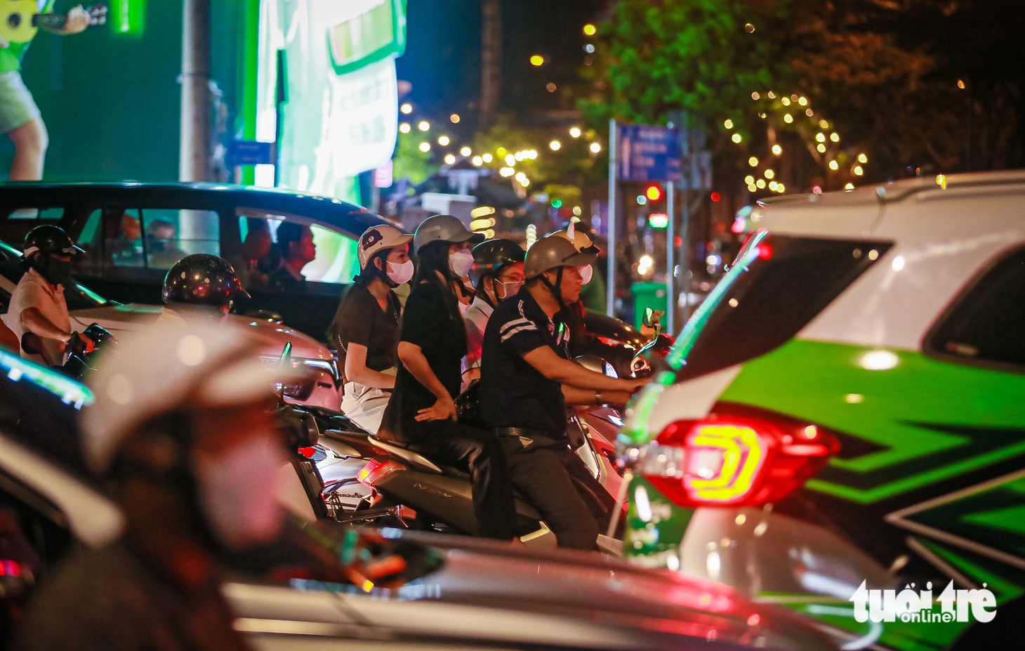 Người dân khu vực cho biết phải "lết" cả tiếng đồng hồ để qua đường Tôn Đức Thắng (hướng quận 4 đi trung tâm TP.HCM) - Ảnh: CHÂU TUẤN