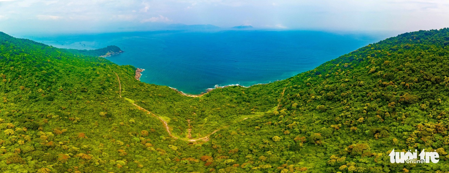 Cách trung tâm Đà Nẵng chừng 10km về phía đông bắc là bán đảo Sơn Trà (quận Sơn Trà). Bán đảo này được ví như là hòn ngọc, báu vật thiên nhiên ban tặng,