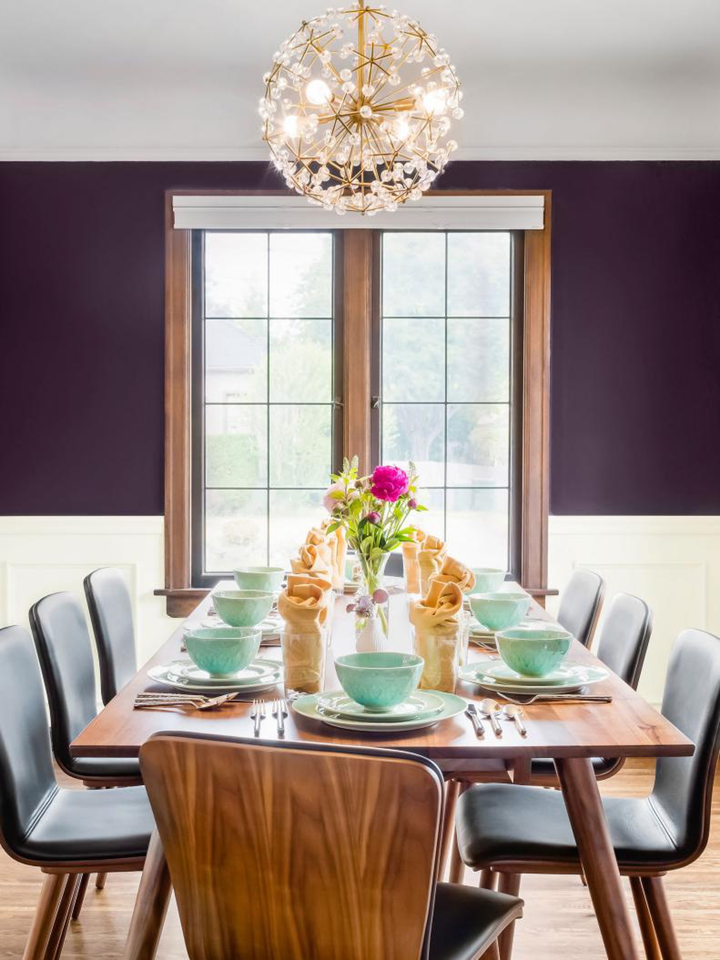 Gam màu tím đậm và kết hợp ăn ý bất ngờ trong phòng ăn - Ảnh: HGTV
