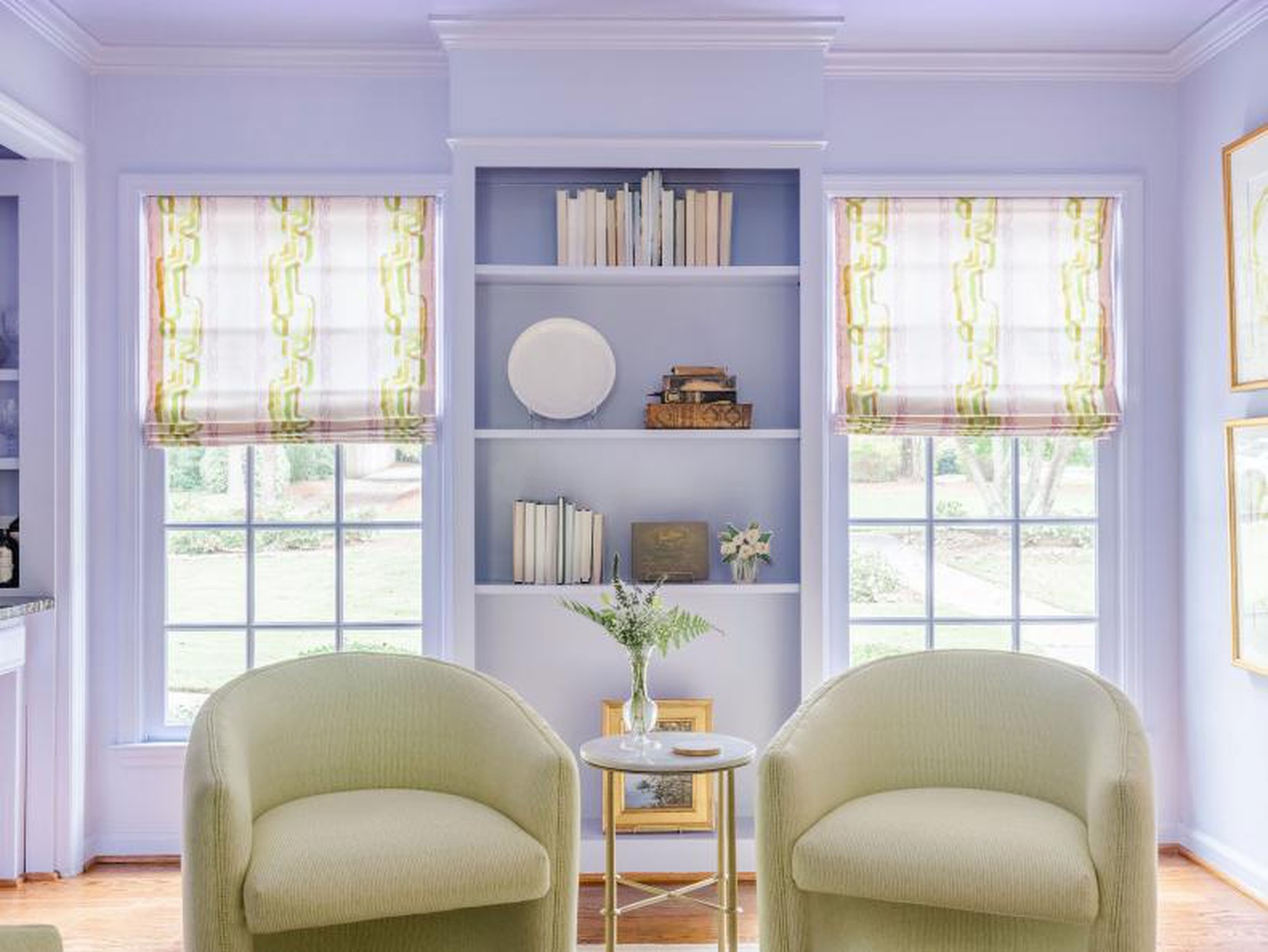 Một phiên bản của màu hoa oải hương, gam màu trang trọng dành cho phòng khách - Ảnh: HGTV