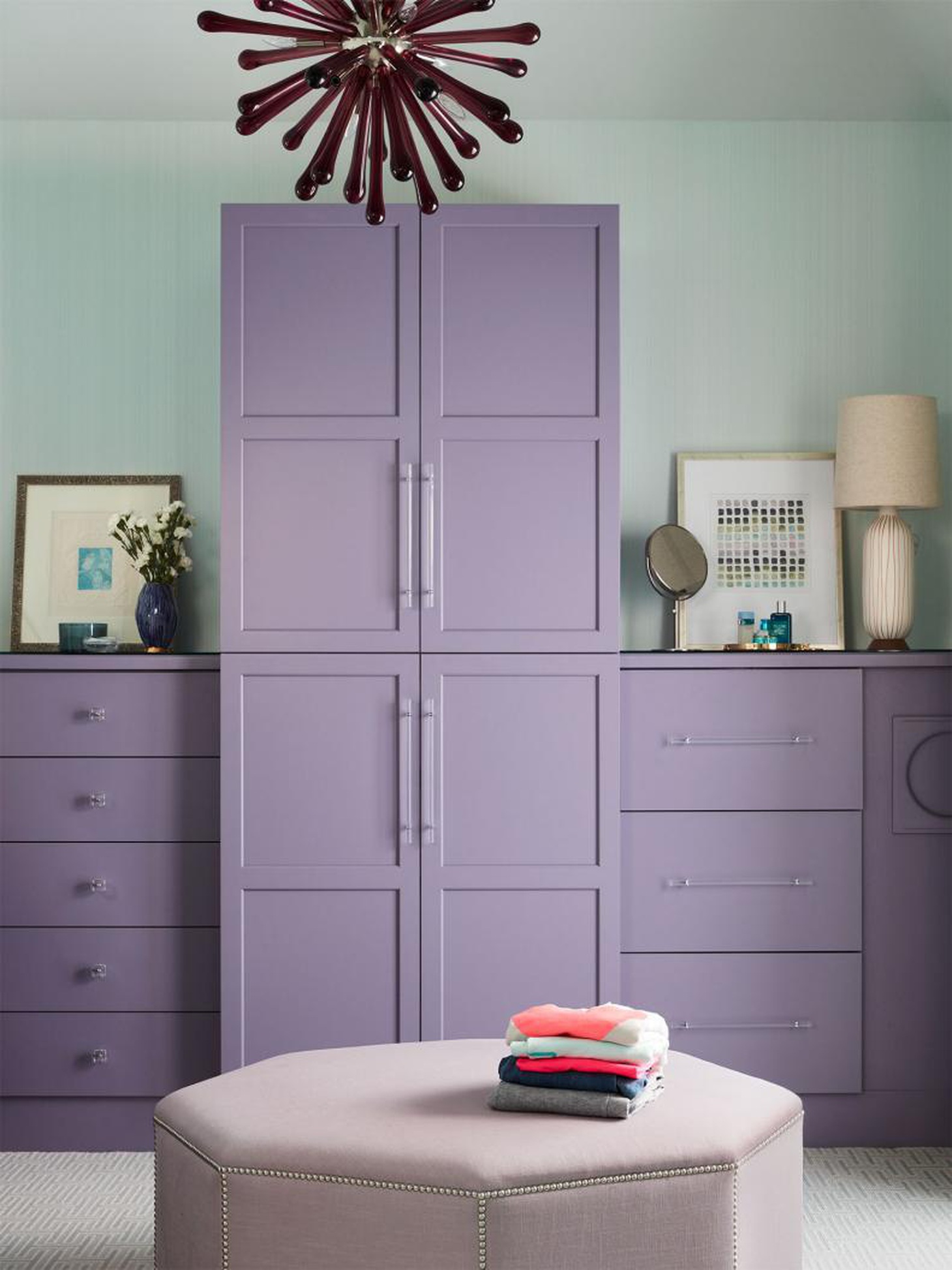 Một phiên bản màu hoa oải hương ở phòng thay đồ - Ảnh: HGTV