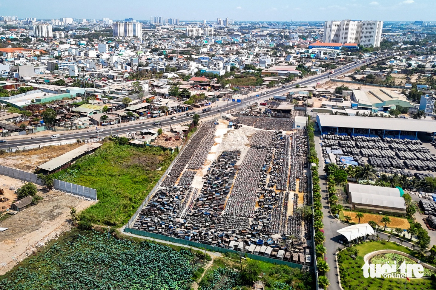 Bãi tạm giữ xe vi phạm hơn 15.800m2 của Công an quận Bình Tân nằm trên giao lộ đường Hồ Văn Long - Võ Trần Chí (phường Tân Tạo) - Ảnh: PHƯƠNG QUYÊN