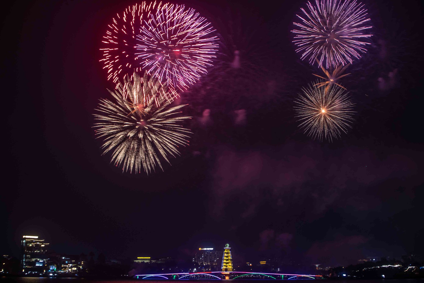 Trước giờ diễn ra màn bắn pháo hoa, TP Việt Trì có mưa lớn, rất may mưa đã ngớt và chỉ còn mưa phùn nhẹ khi chương trình bắt đầu - Ảnh: NGUYỄN KHÁNH