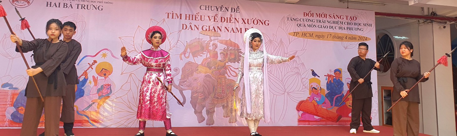 Trích đoạn cải lương về cuộc khởi nghĩa của Hai Bà Trưng, do chính giáo viên Trường Hai Bà Trưng viết lời và biểu diễn cùng với học sinh của mình - Ảnh: H.HG.