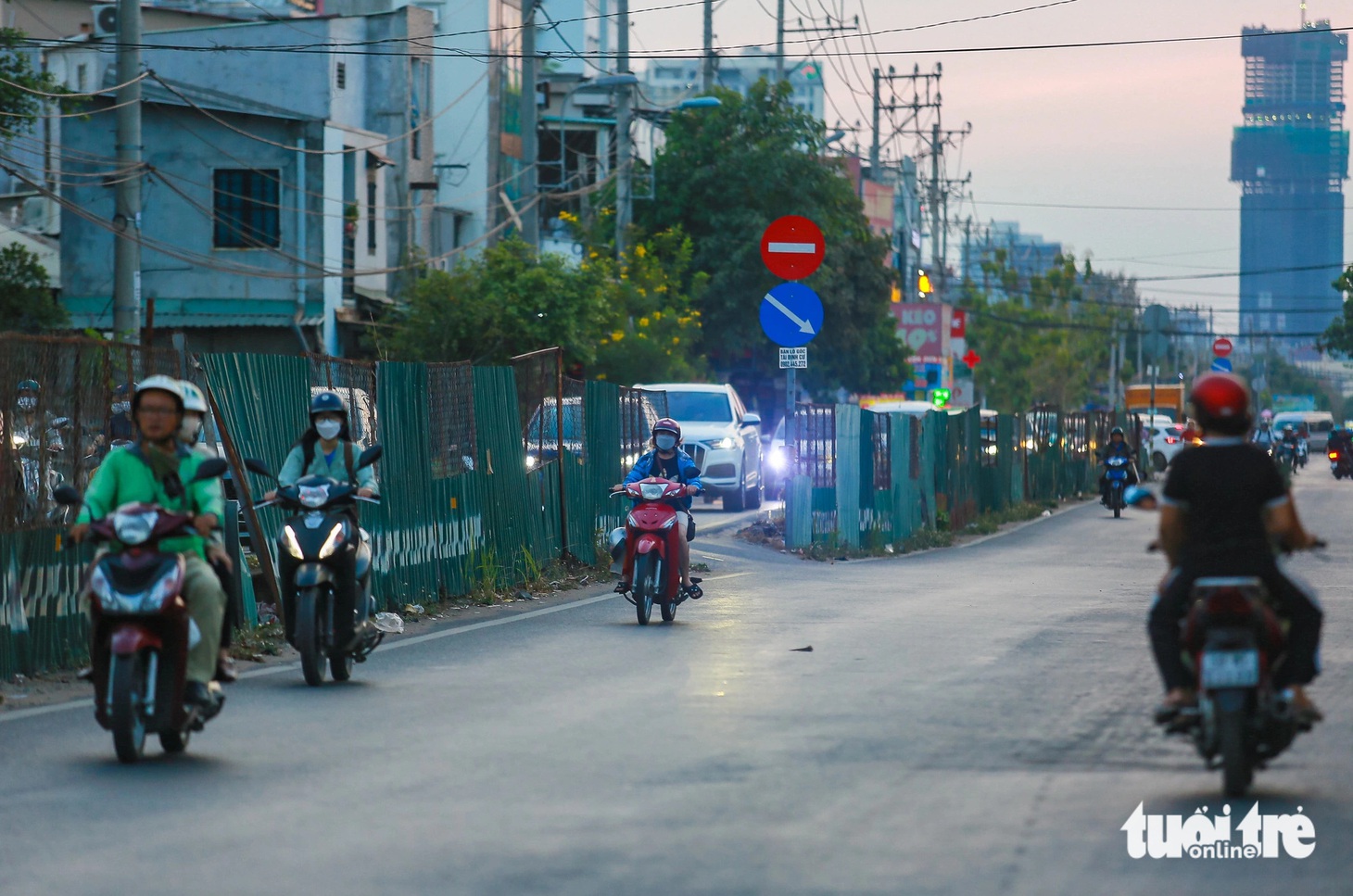 Vì kẹt xe kéo dài, không ít người đi xe máy đã 