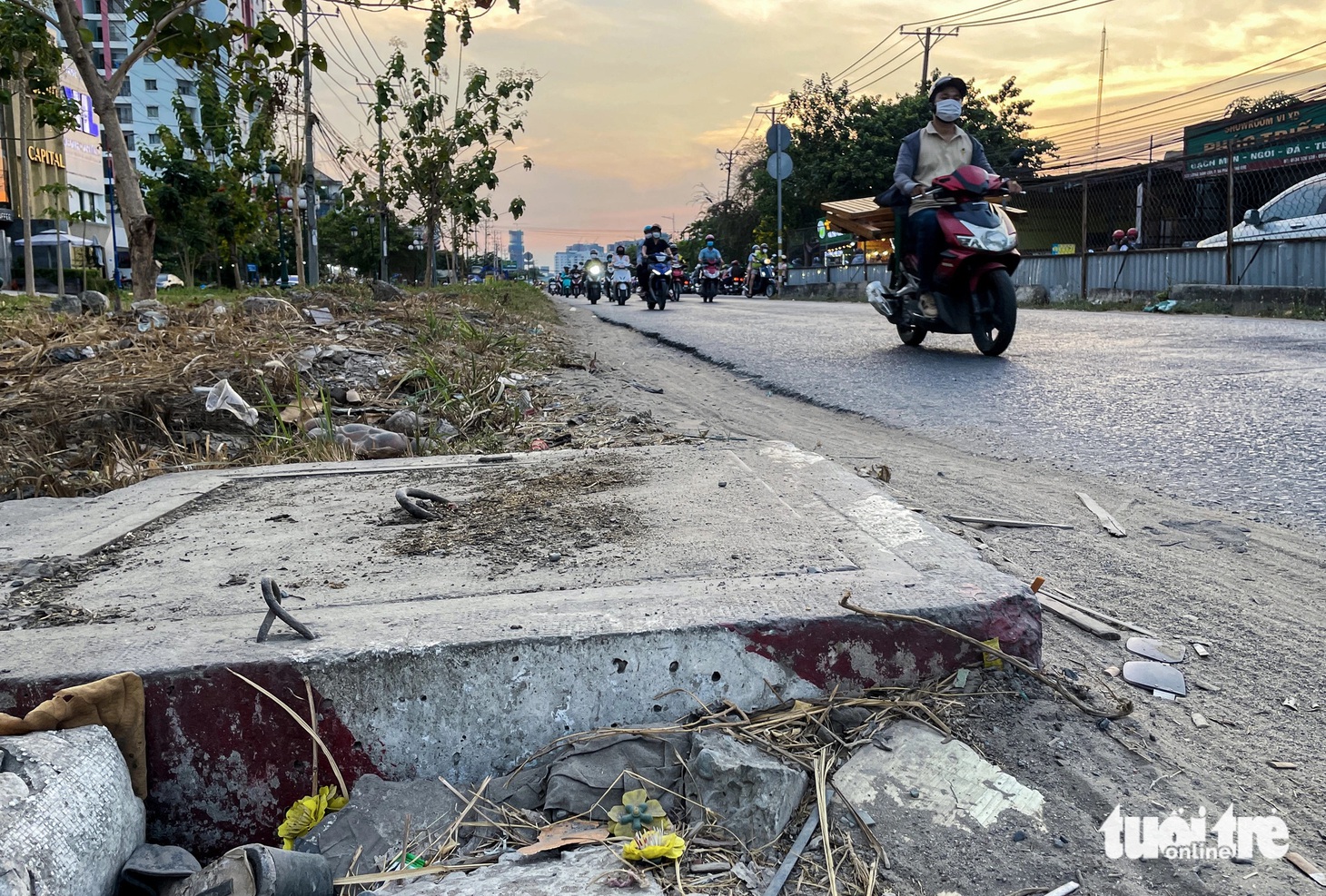Đến nay, đoạn này vẫn còn vướng mặt bằng đến 64 hộ dân (do Công ty cổ phần địa ốc Thủ Thiêm và 13 doanh nghiệp làm chủ đầu tư) nên chưa thể xây dựng hoàn thiện - Ảnh: CHÂU TUẤN