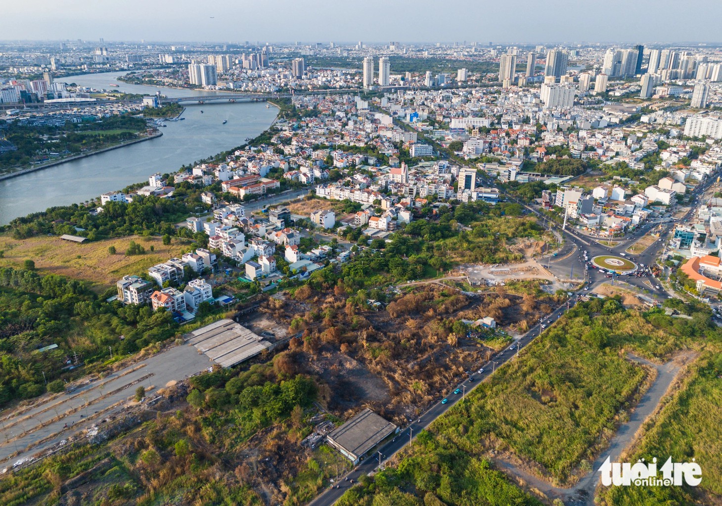 Trả lời về đề nghị của Công ty Phi Long về đường đi vào dự án, mới đây Chủ tịch UBND TP Thủ Đức Hoàng Tùng đề nghị công ty chủ động thỏa thuận với 2 công ty Lan Anh và Lê Quan để đấu nối sử dụng chung đường - Ảnh: CHÂU TUẤN