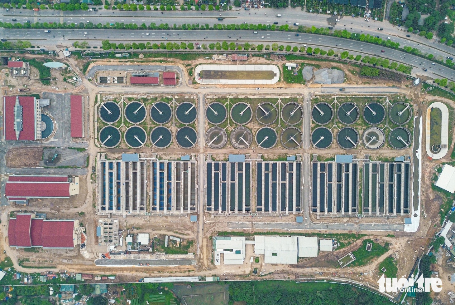 Toàn cảnh nhà máy xử lý nước thải Yên Xá. Khi hoàn thành, nhà máy này còn xử lý nước thải gom từ hệ thống sông Lừ, sông Sét, một phần nước thải sinh hoạt của người dân quận Hà Đông, Thanh Xuân và Đống Đa. Hiện tiến độ thi công tại đây đạt khoảng 96%