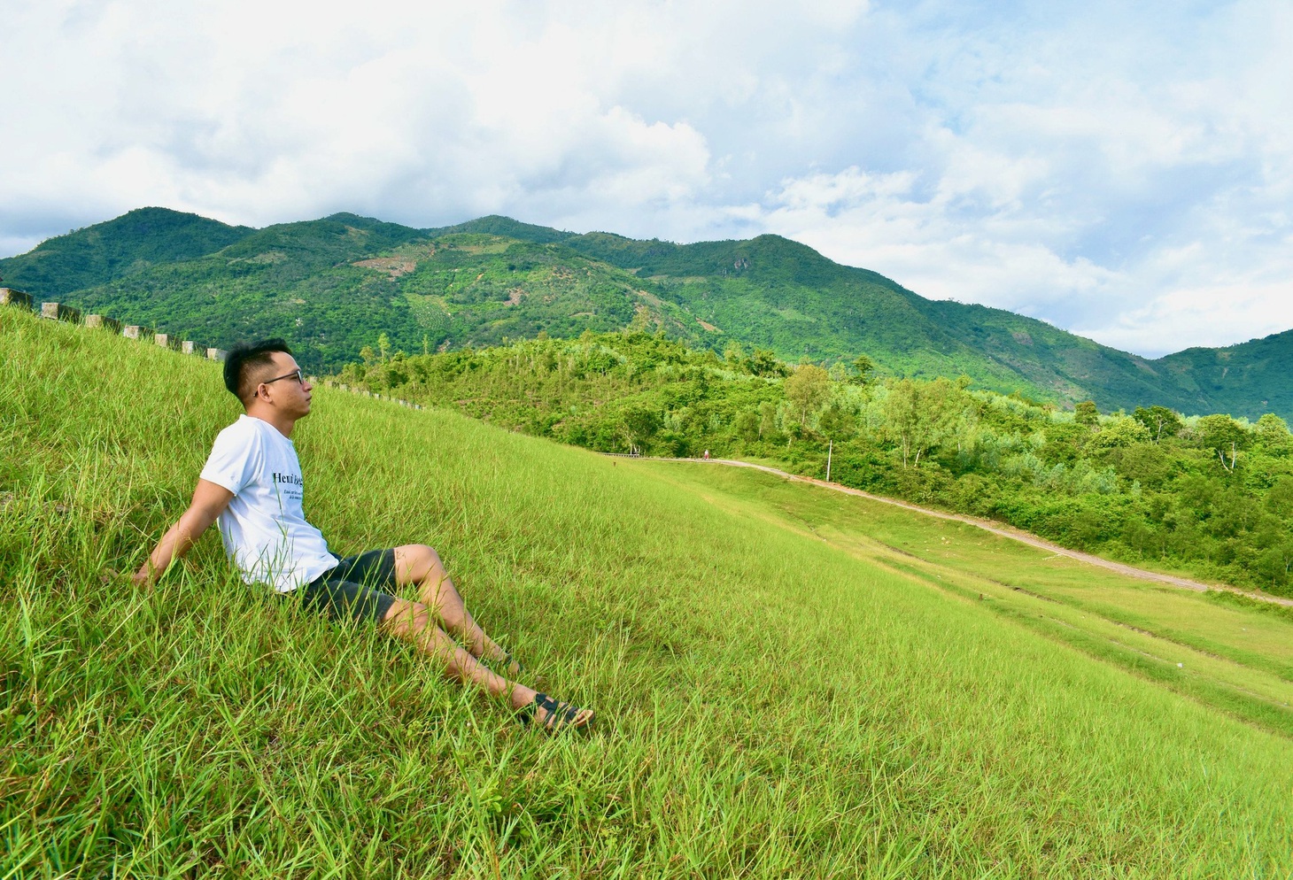 Bãi cỏ xanh mướt quanh khu vực hồ thích hợp để sống ảo, cắm trại - Ảnh: MINH CHIẾN