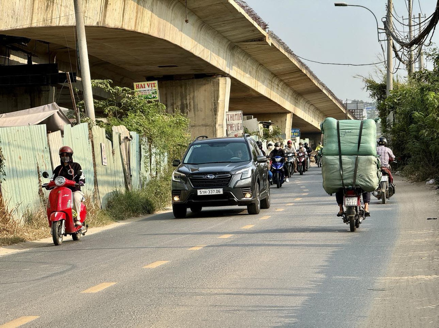 Khu vực thi công cầu Nam Lý (TP Thủ Đức) thu rào chắn, dọn mặt đường hạn chế ảnh hưởng tới việc đi lại những ngày lễ - Ảnh: THU DUNG