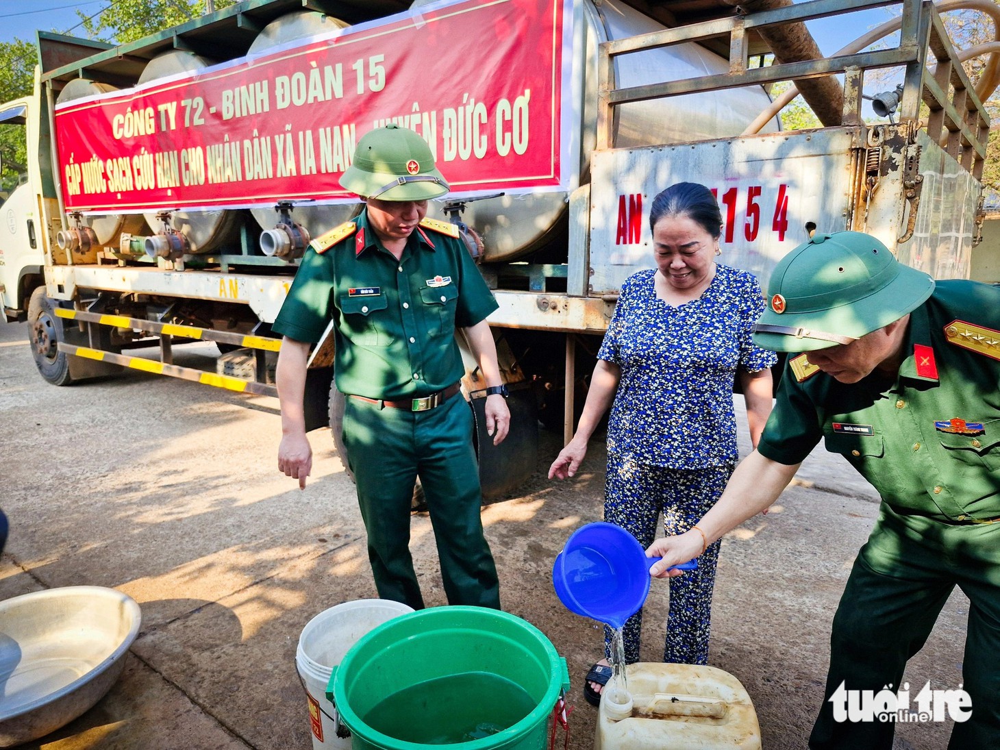 Những can nước của người dân Tây Nguyên được cán bộ đổ đầy mang về nấu ăn, sinh hoạt - Ảnh: VĂN ĐÀN
