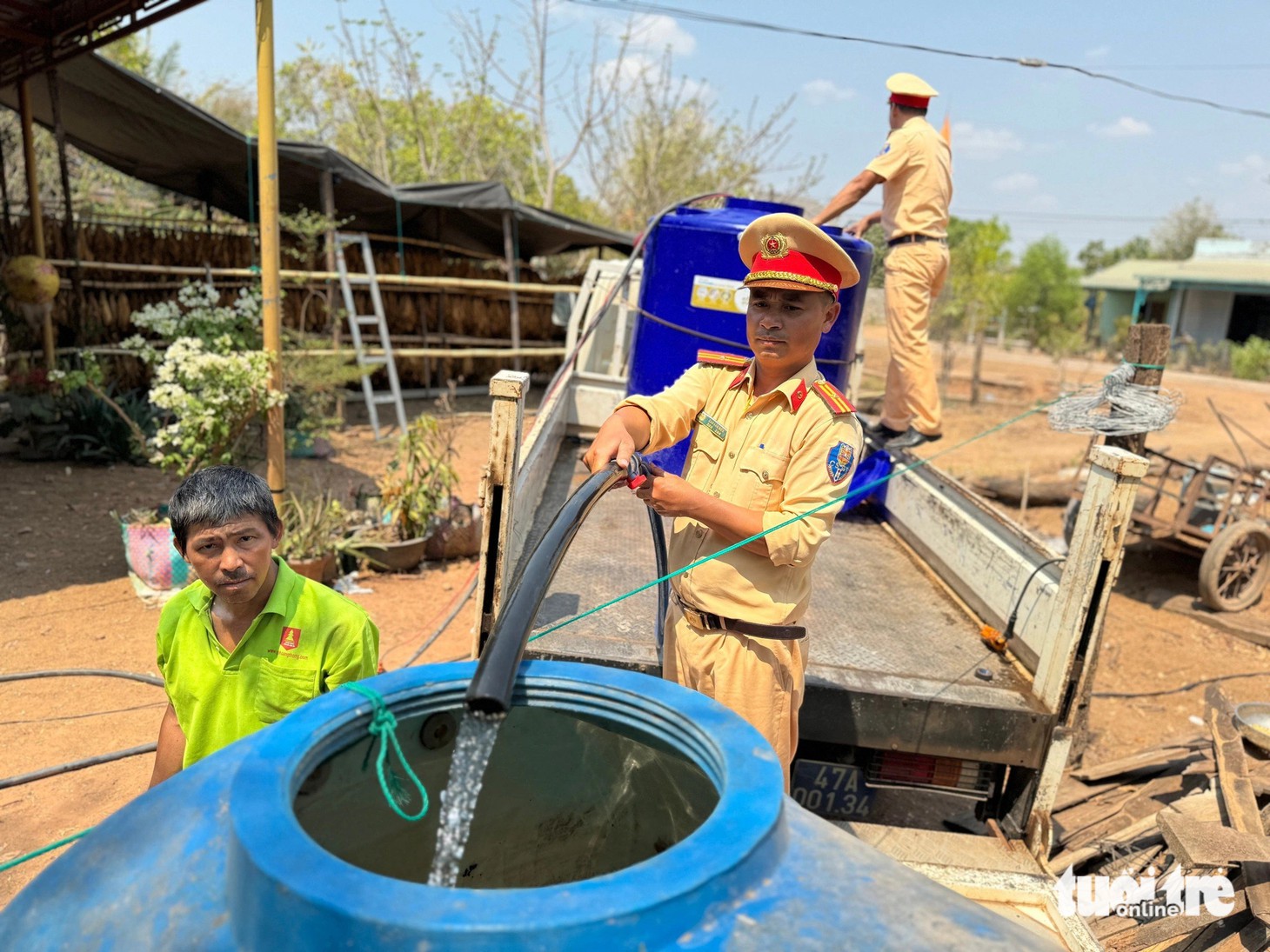 Công an huyện Ea Súp dùng xe bồn chở nước vào tận nơi cho người dân - Ảnh: TRUNG TÂN