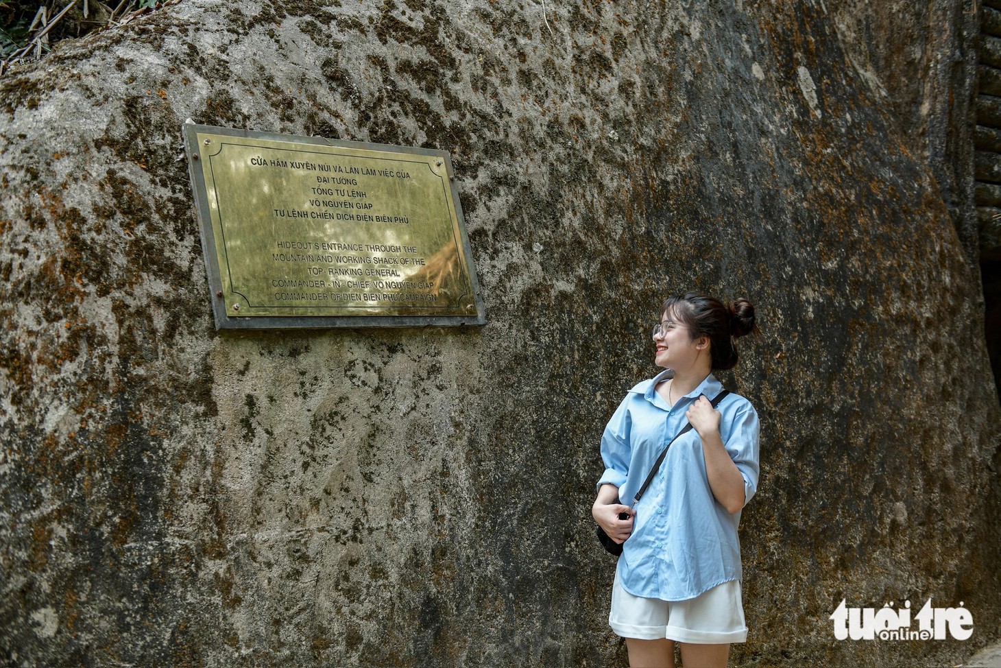 Bạn trẻ tham quan Sở chỉ huy chiến dịch Điện Biên Phủ, khám phá cửa hầm xuyên núi và lán làm việc của Đại tướng Võ Nguyên Giáp - Ảnh: NAM TRẦN