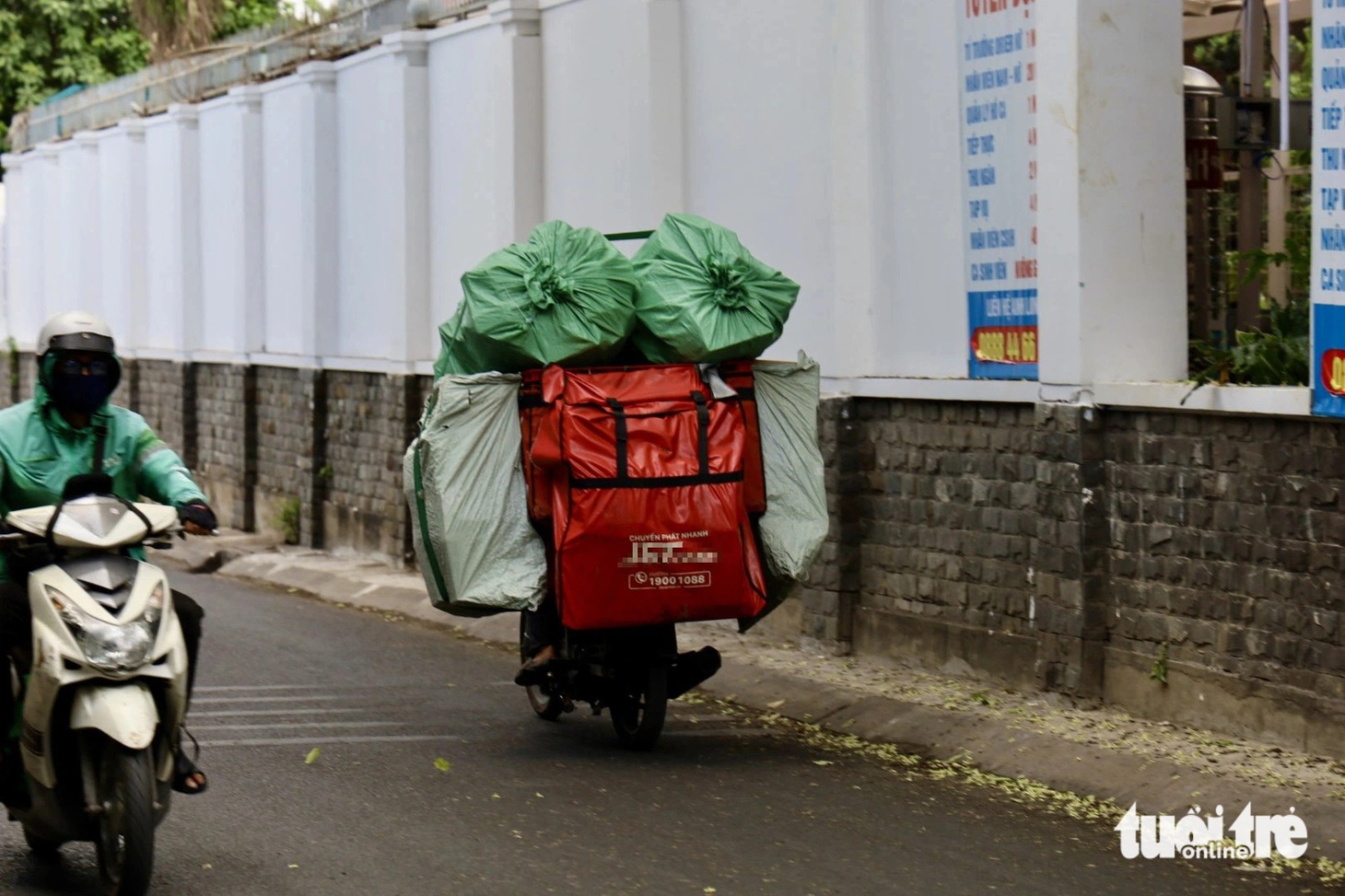 Shipper chở đồ dàn xe rộng gần cả 2m gây mất an toàn giao thông - Ảnh: NGỌC QUÝ