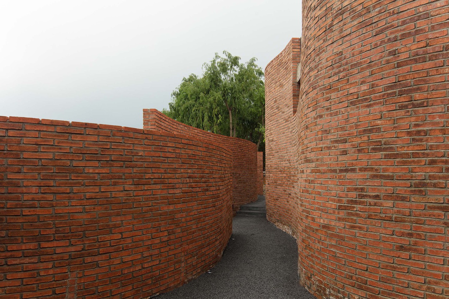 Những bức tường uốn cong tạo thành những con đường uốn khúc mở ra các không gian - Ảnh: Designboom