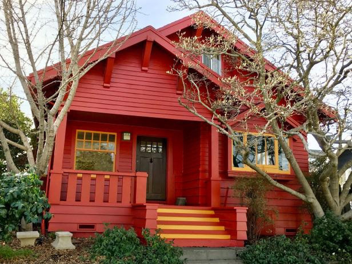 Ngôi nhà màu đỏ độc đáo - Ảnh: HGTV