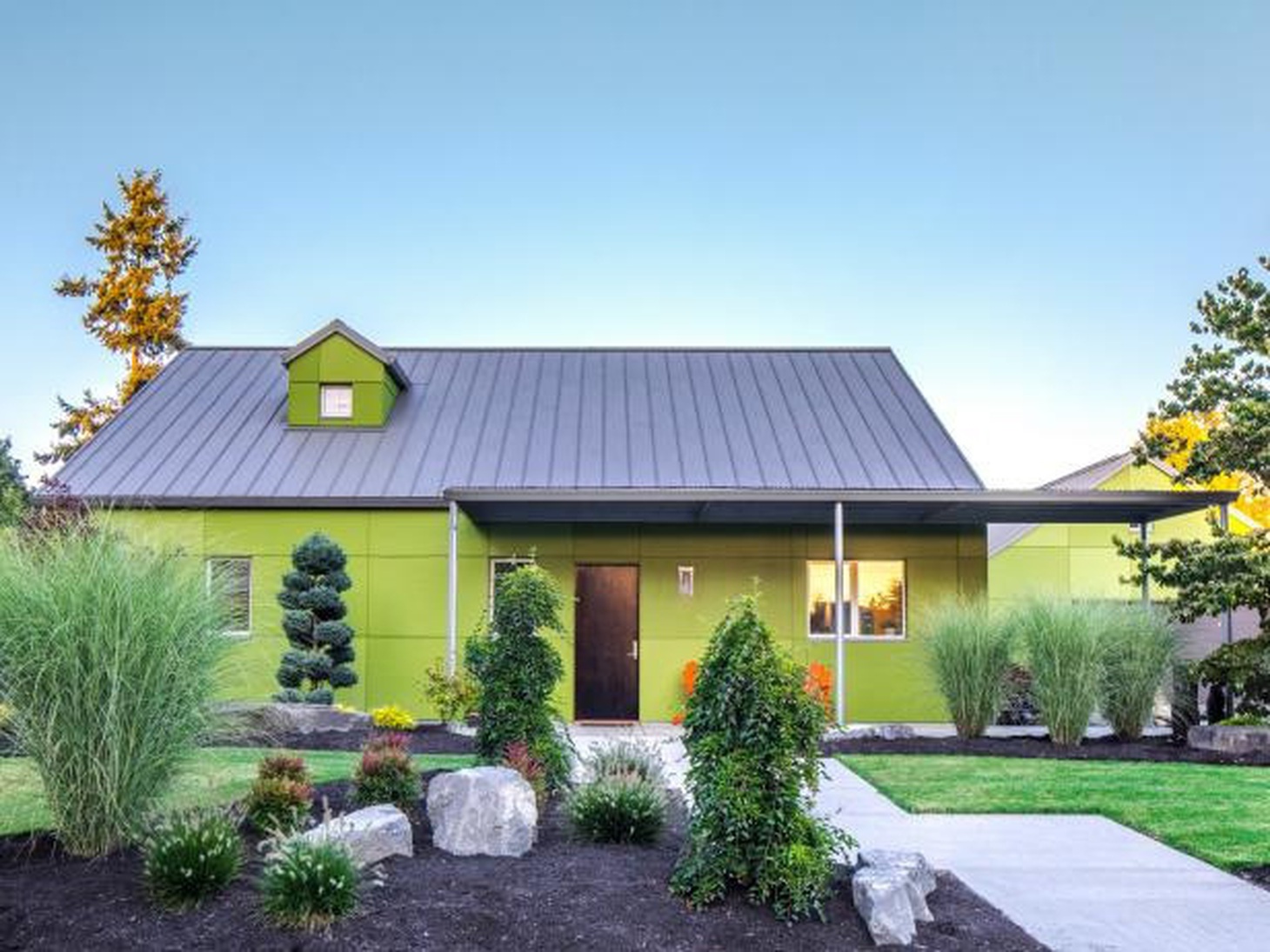 Ngôi nhà màu xanh cốm đầy sức sống - Ảnh: HGTV