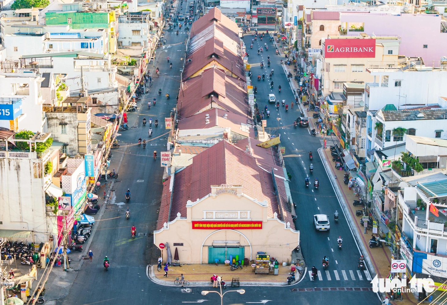 Khu vực quanh chợ Thủ Đức (nơi trước kia có mặt đường hư hỏng, hay ngập nước) hiện tại đã được thảm nhựa mới - Ảnh: CHÂU TUẤN