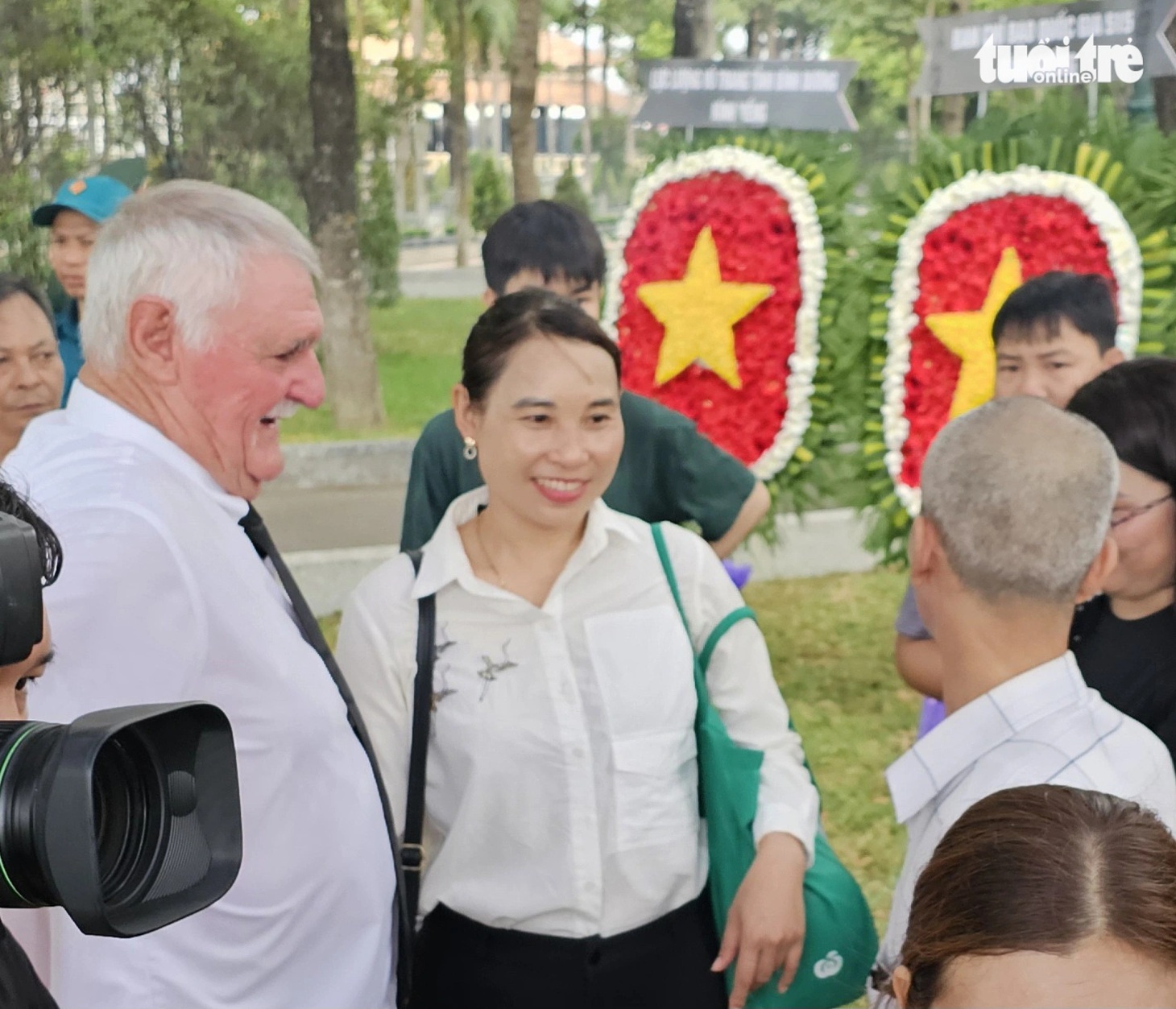 Một cựu binh từng bên kia chiến tuyến (bên trái) nay cùng tham gia tìm kiếm phần mộ các liệt sĩ Việt Nam