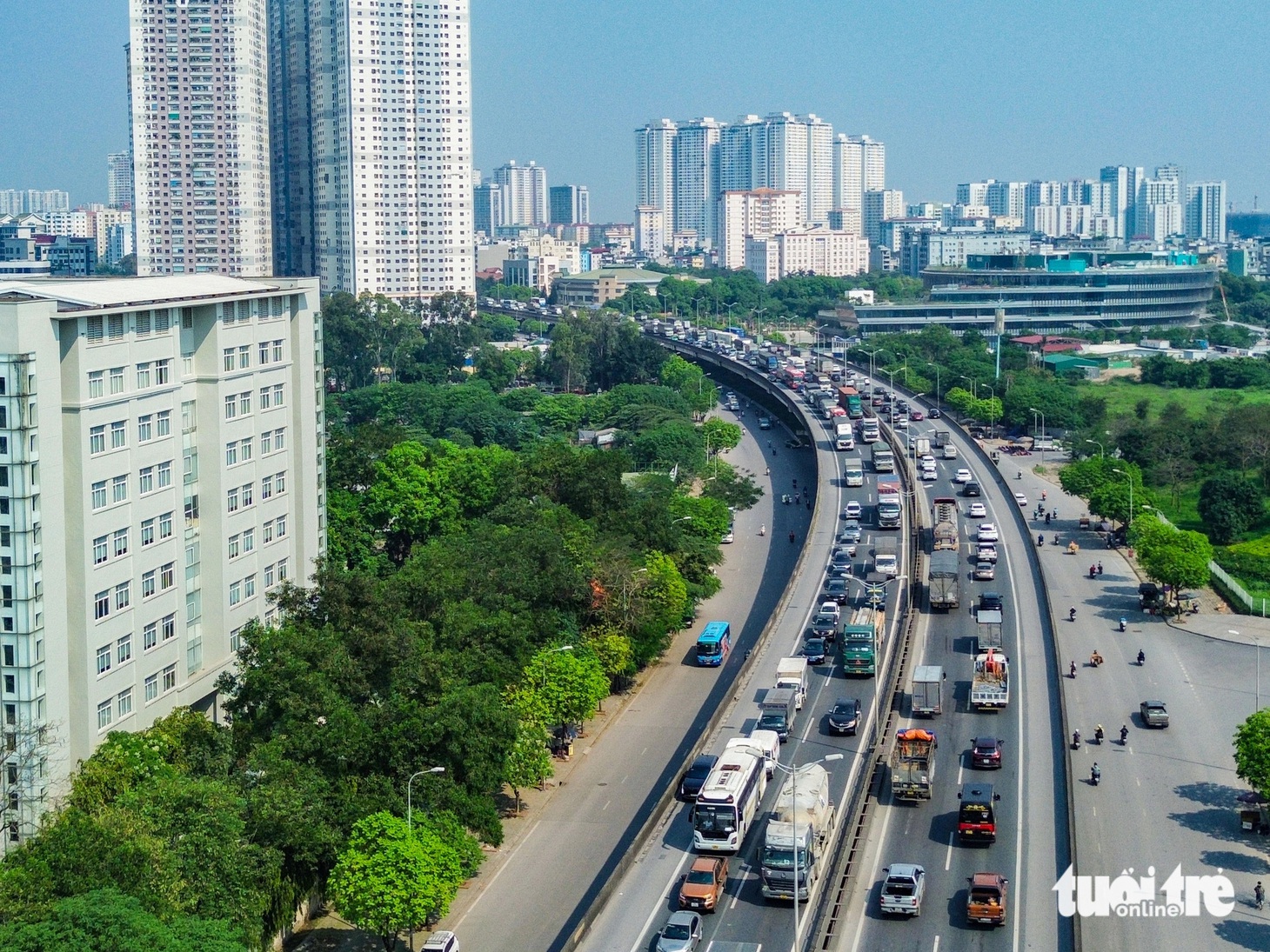 Nhiều tuyến đường tại Hà Nội kẹt cứng lúc giữa trưa - Ảnh: HỒNG QUANG