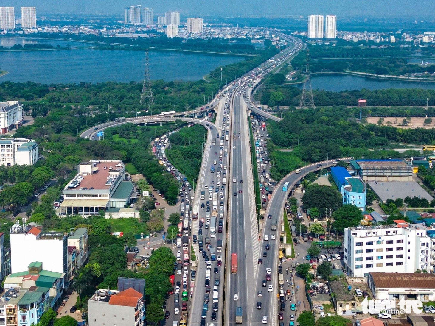 Xe cộ ken đặc tại nút giao Pháp Vân - cửa ngõ phía nam Hà Nội - Ảnh: HỒNG QUANG