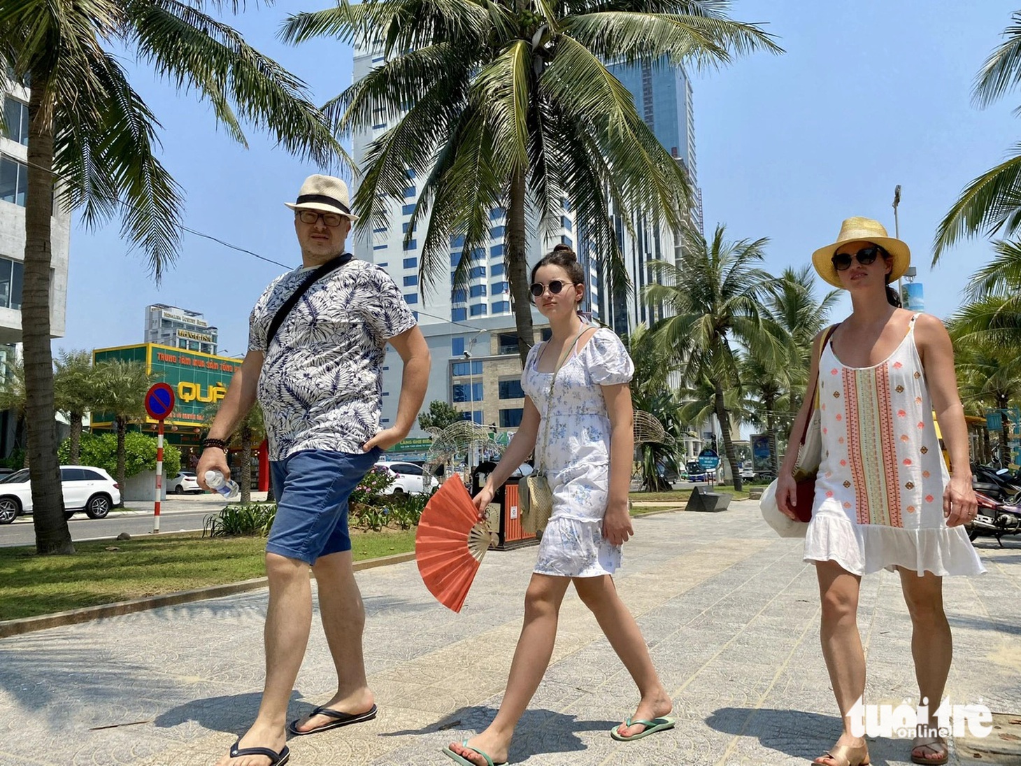 Theo dự báo, lượng du khách nước ngoài đến Đà Nẵng trong dịp lễ có thể tăng 5% so với cùng kỳ chủ yếu do các đường bay quốc tế phục hồi. Trong khi đó khách nội địa có thể giảm 25% do giá vé máy bay lên cao - Ảnh: TRƯỜNG TRUNG