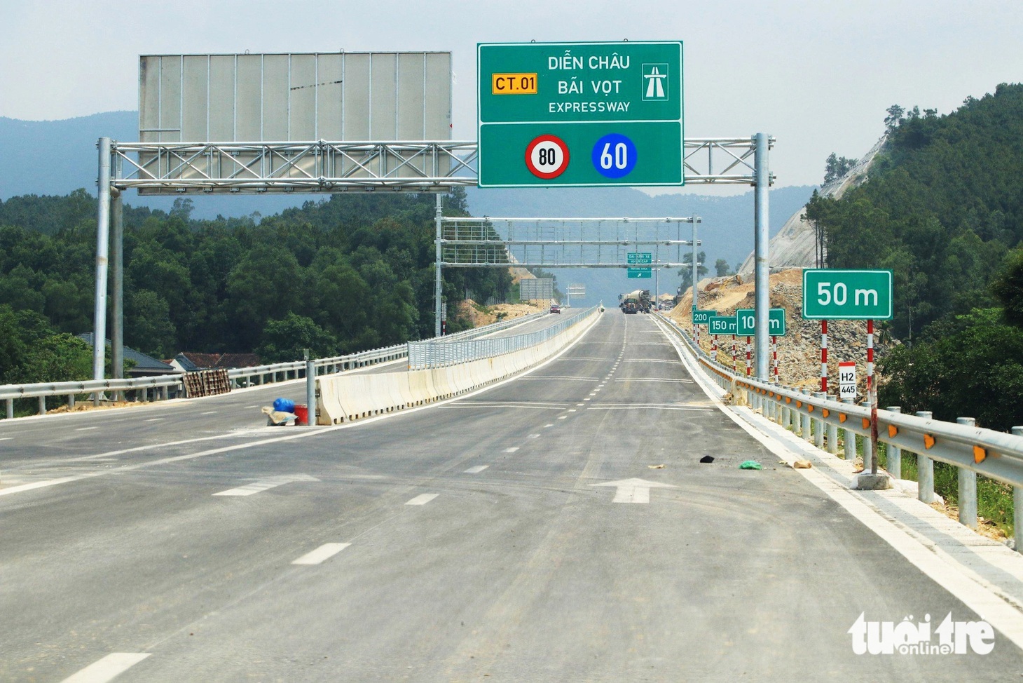 Việc thông xe kỹ thuật 30km trong tuyến cao tốc Diễn Châu - Bãi Vọt sẽ rút ngắn thời gian di chuyển xe cộ từ Hà Nội về TP Vinh còn gần 4 giờ đồng hồ - Ảnh: DOÃN HÒA