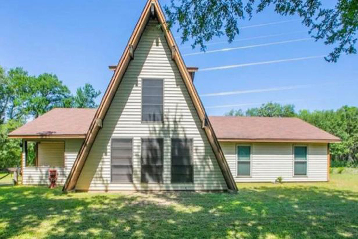 Ngôi nhà cũ với màu be đơn giản - Ảnh: HGTV