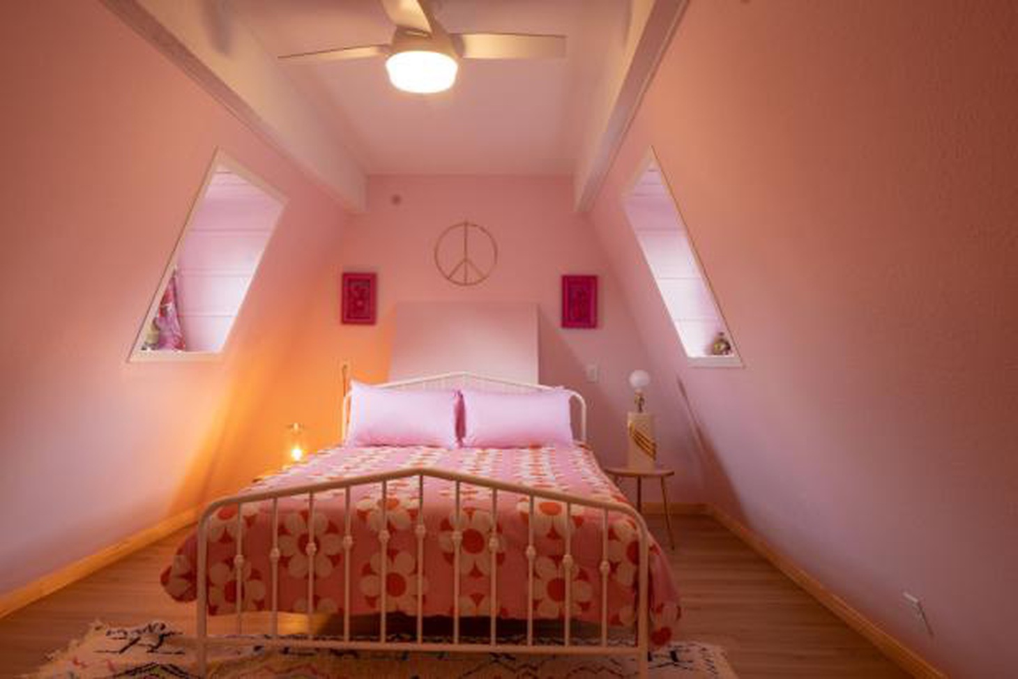 Phòng ngủ tuyệt đẹp trên gác mái với tông hồng chủ đạo - Ảnh: HGTV