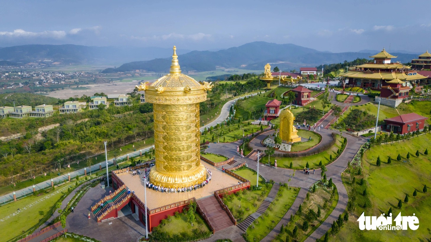 Đại bảo tháp kinh luân lớn nhất thế giới bằng đồng phủ vàng 24k - Ảnh: M.V