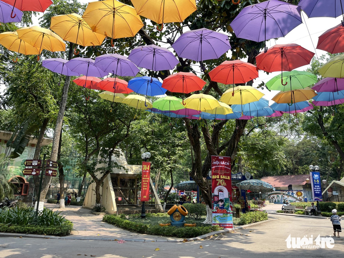 Bên trong vườn thú cực kỳ vắng vẻ, trái ngược với hình ảnh mùa lễ những năm trước - Ảnh: NGUYỆT HẰNG