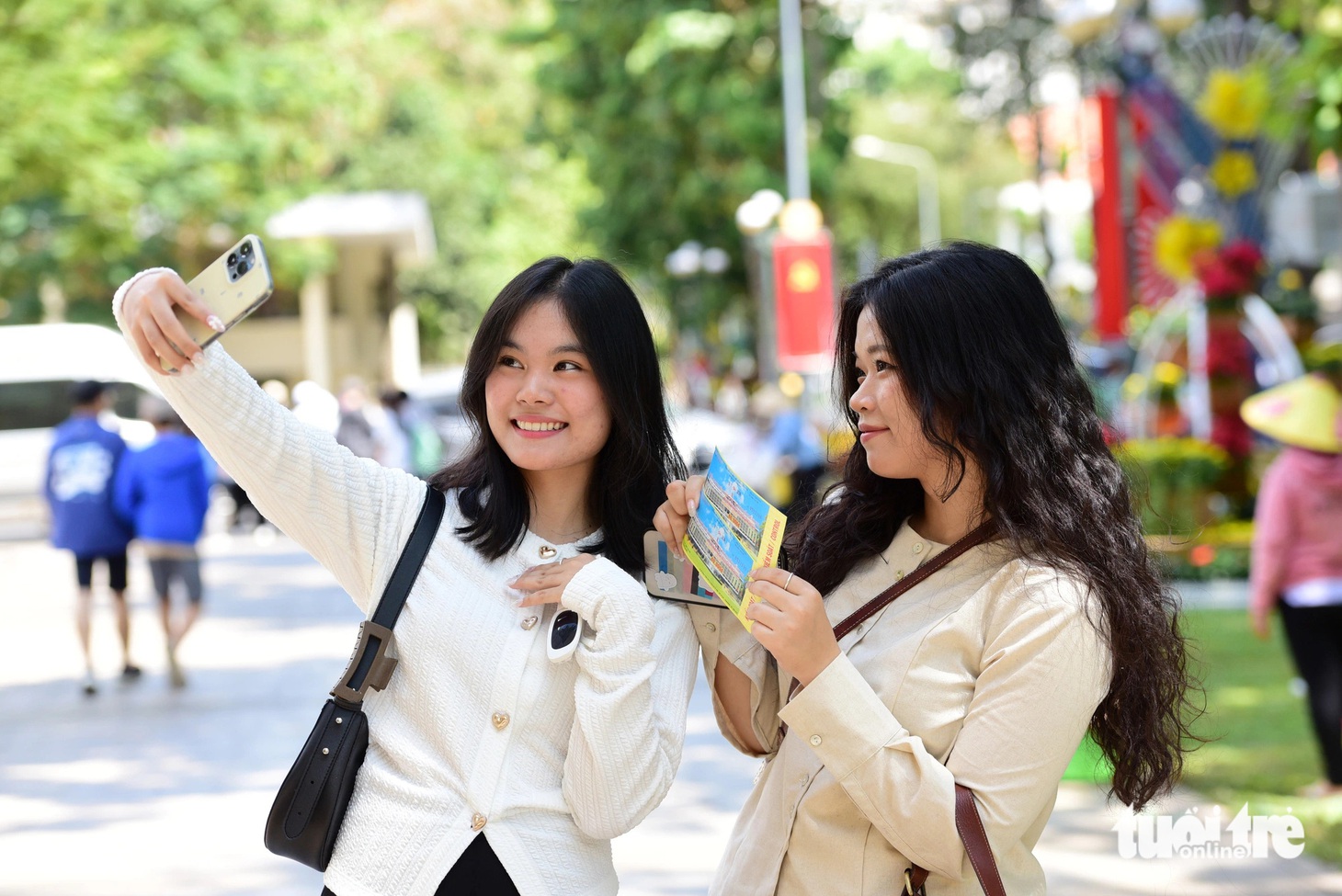 Mai Nhi (bên phải) cùng cô bạn thân Quỳnh Diễm vui mừng chụp ảnh cùng chiếc vé vào thăm Dinh Độc Lập vừa mua được