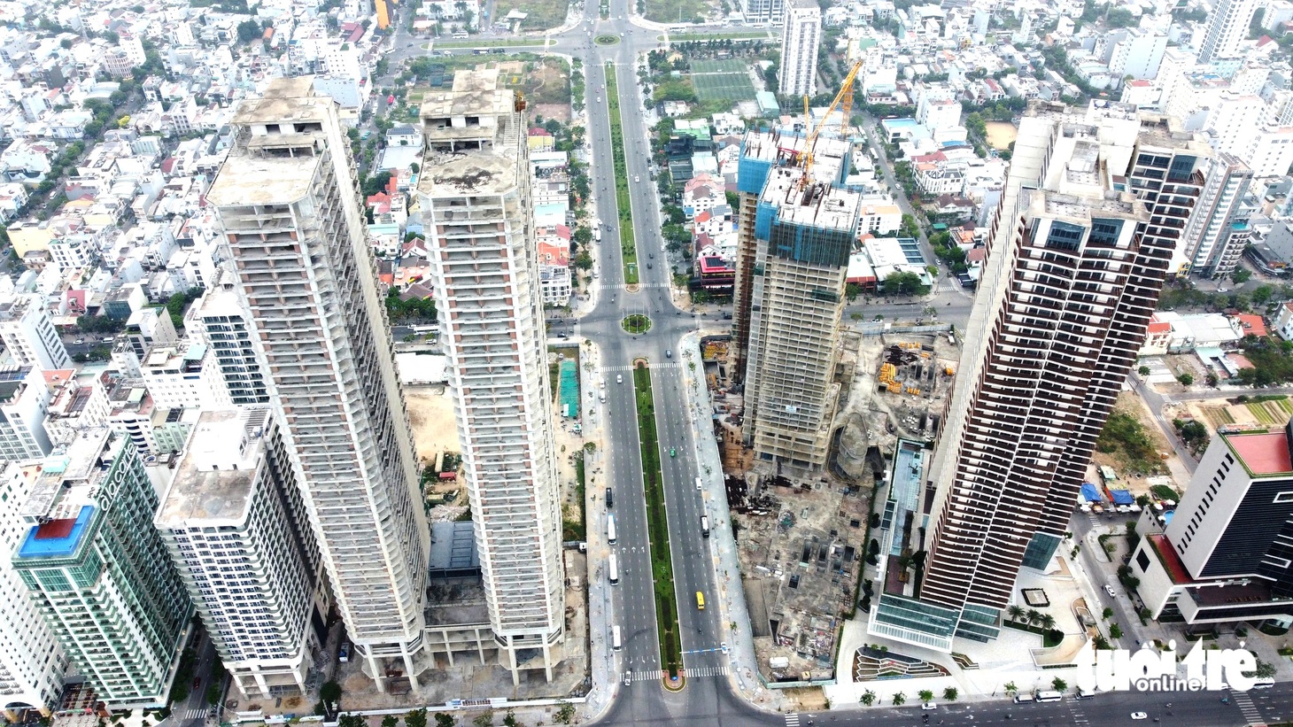 Các tòa tháp của dự án (bìa trái)