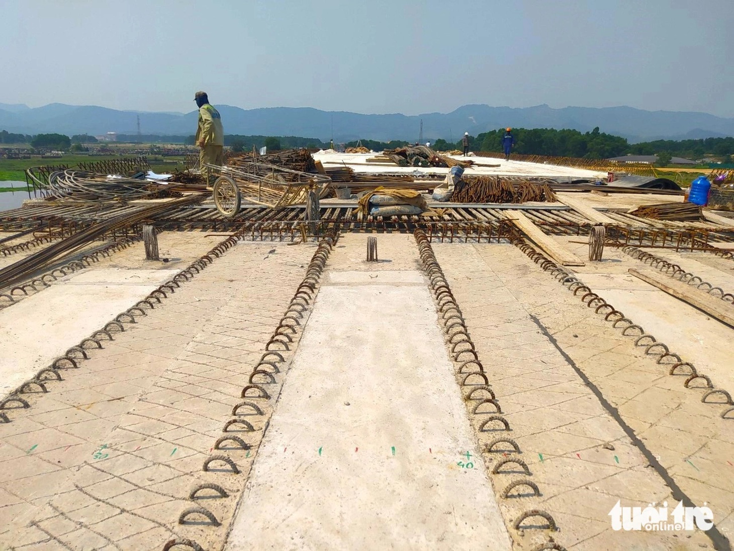 Cách đó không xa, tại hạng mục thi công cầu vượt đường DT 550, nhiều công nhân đang hàn mối sắt, buộc sắt. Việc hàn xì giữa trời nắng nóng khiến cho công việc những công nhân này càng thêm vất vả - Ảnh: LÊ MINH