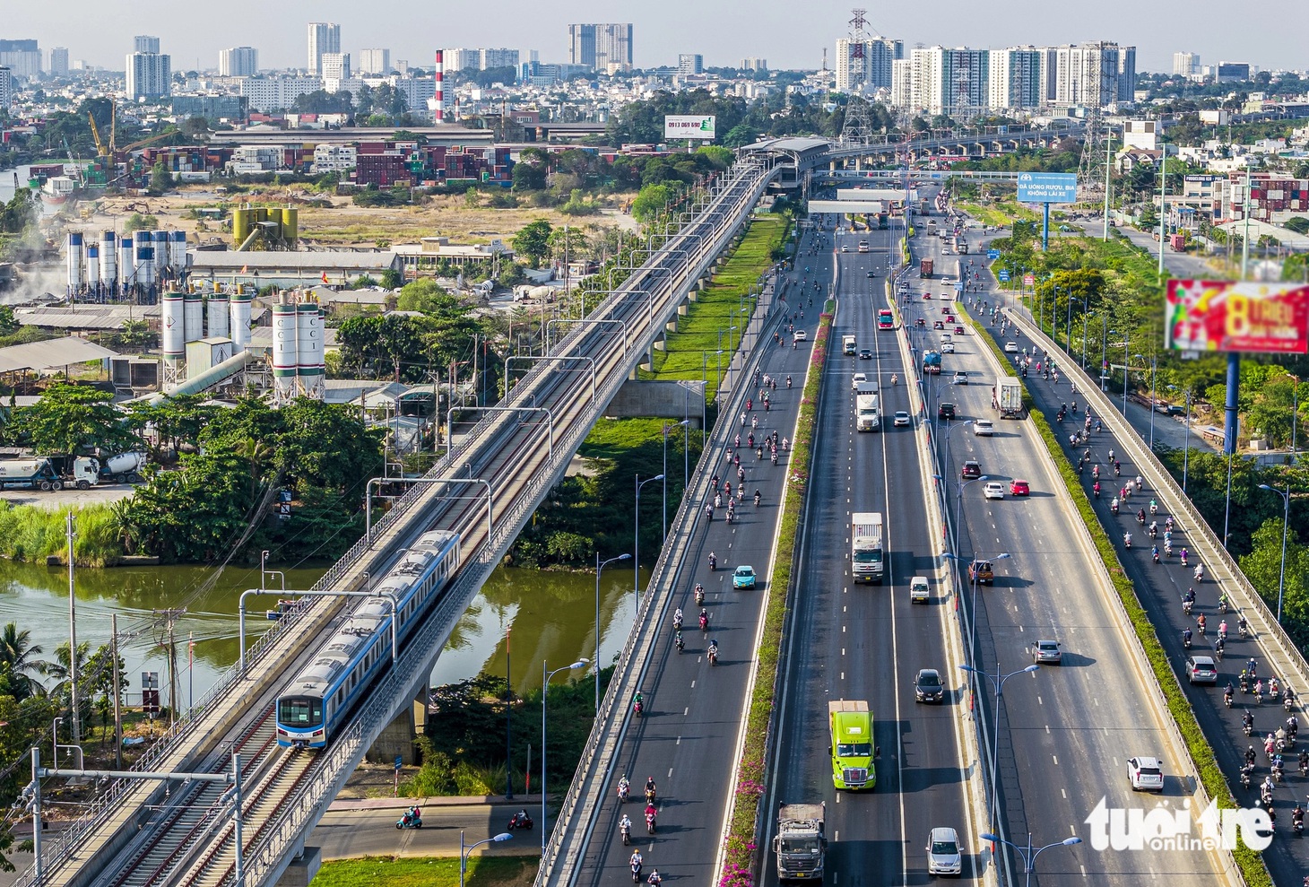 Tàu metro số 1 vừa chạy qua ga Phước Long (hướng từ Suối Tiên đi quận 1). Ga Phước Long có chiều dài 137,5m, rộng 22m, cao 19,45m (nằm bên cạnh cảng Phước Long)&nbsp;