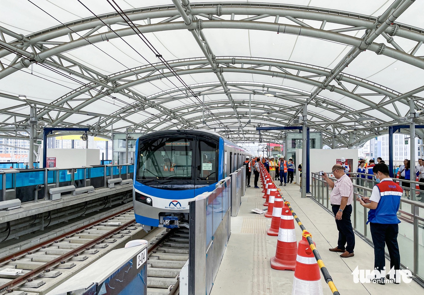 Theo Ban Quản lý đường sắt đô thị TP.HCM, thiết kế các nhà ga chính giống nhau với mái vòm thép và tấm lợp chống nóng&nbsp;