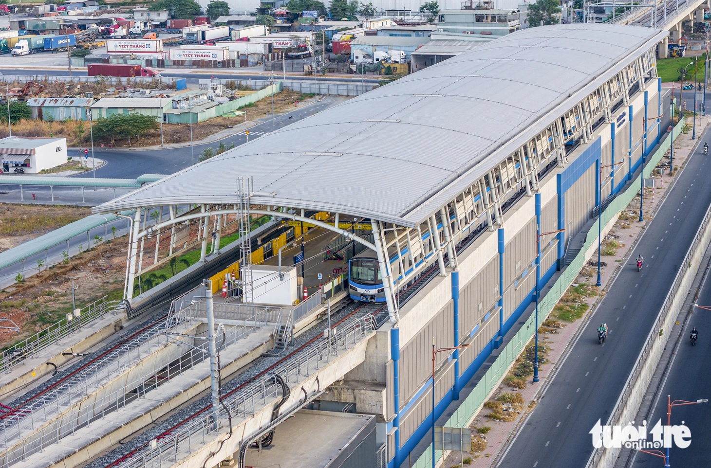 Nhà ga cuối ở vị trí trước bến xe Miền Đông mới (rồi đến depot Long Bình). Khu vực này dự kiến trong tương lai sẽ sầm uất hơn khi metro số 1 đi vào hoạt động chính thức và kết nối với hành khách tại bến xe Miền Đông mới&nbsp;