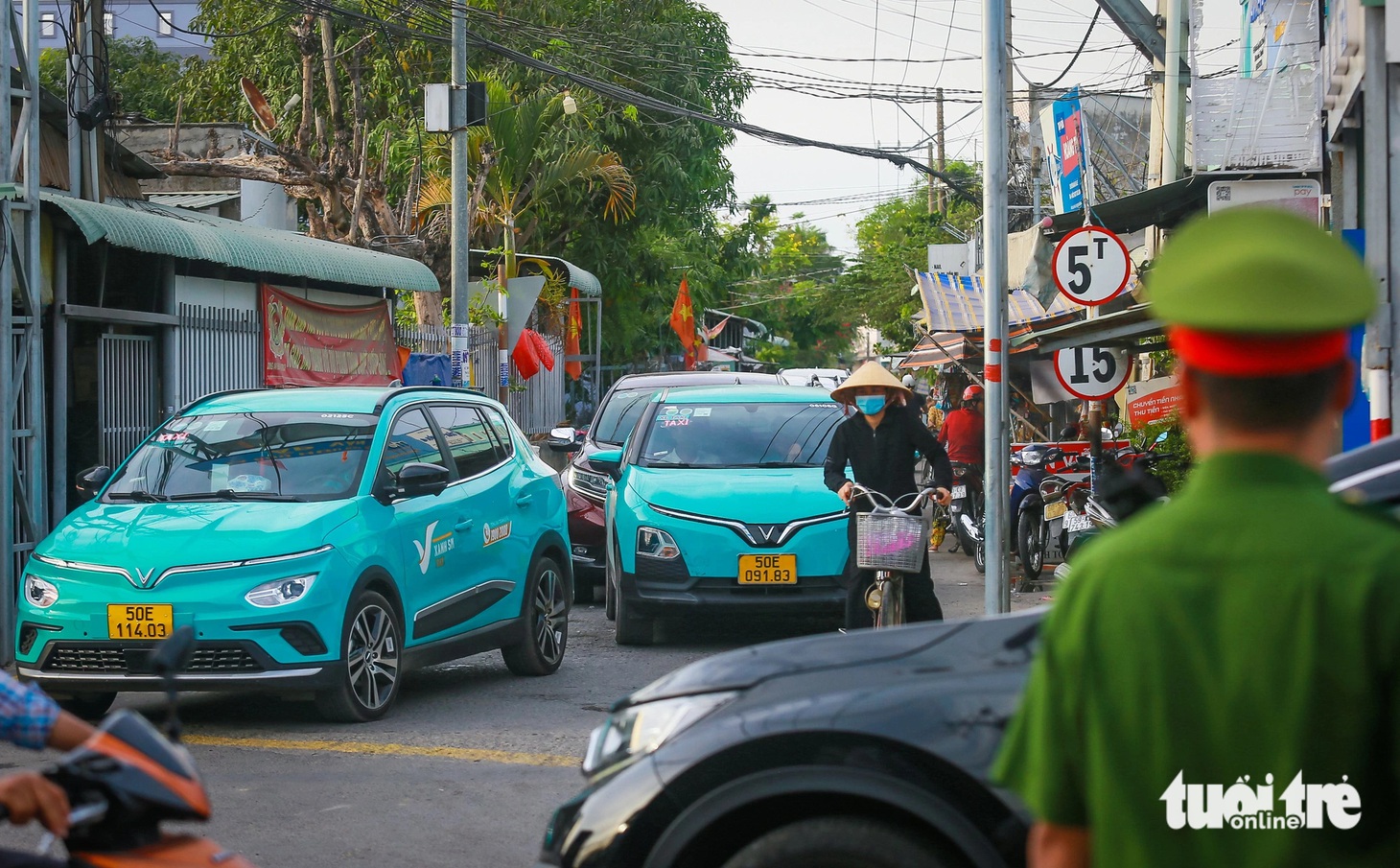 Một số xe tìm cách đi vào các tuyến, hẻm lân cận để đến gần phà Cát Lái hơn nhưng cũng mắc kẹt - Ảnh: CHÂU TUẤN