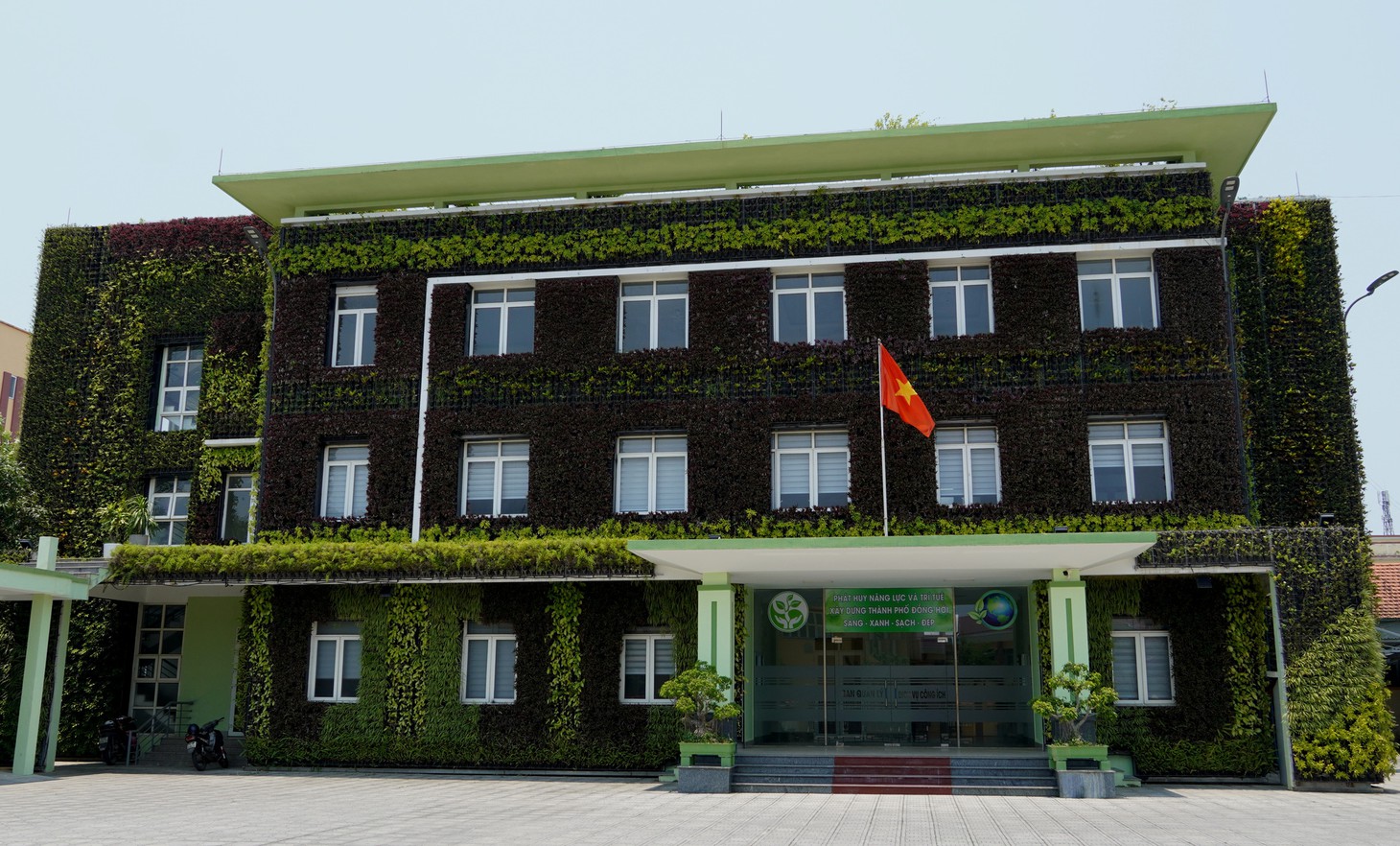 Giữa trưa nắng 43 độ C, trụ sở Ban quản lý dịch vụ công ích TP Đồng Hới trông vẫn mát mắt - Ảnh: QUỐC NAM