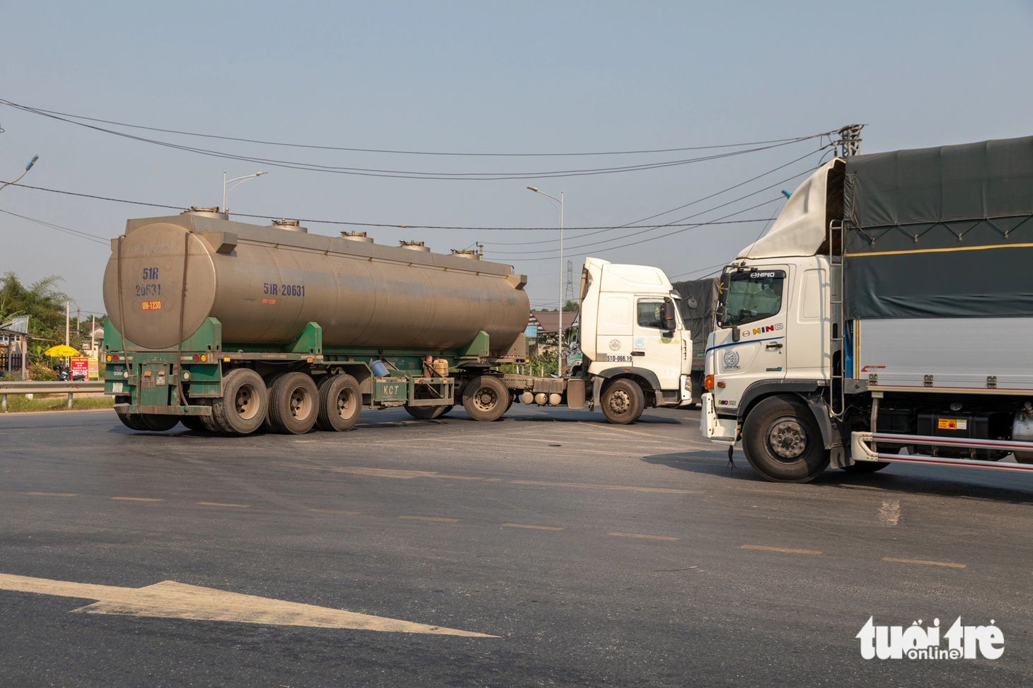 Chiếc xe bồn 6 trục quay đầu ngay điểm giao cao tốc Cam Lộ - La Sơn - quốc lộ 9 (Quảng Trị) khiến giao thông trở nên hỗn loạn - Ảnh: HOÀNG TÁO