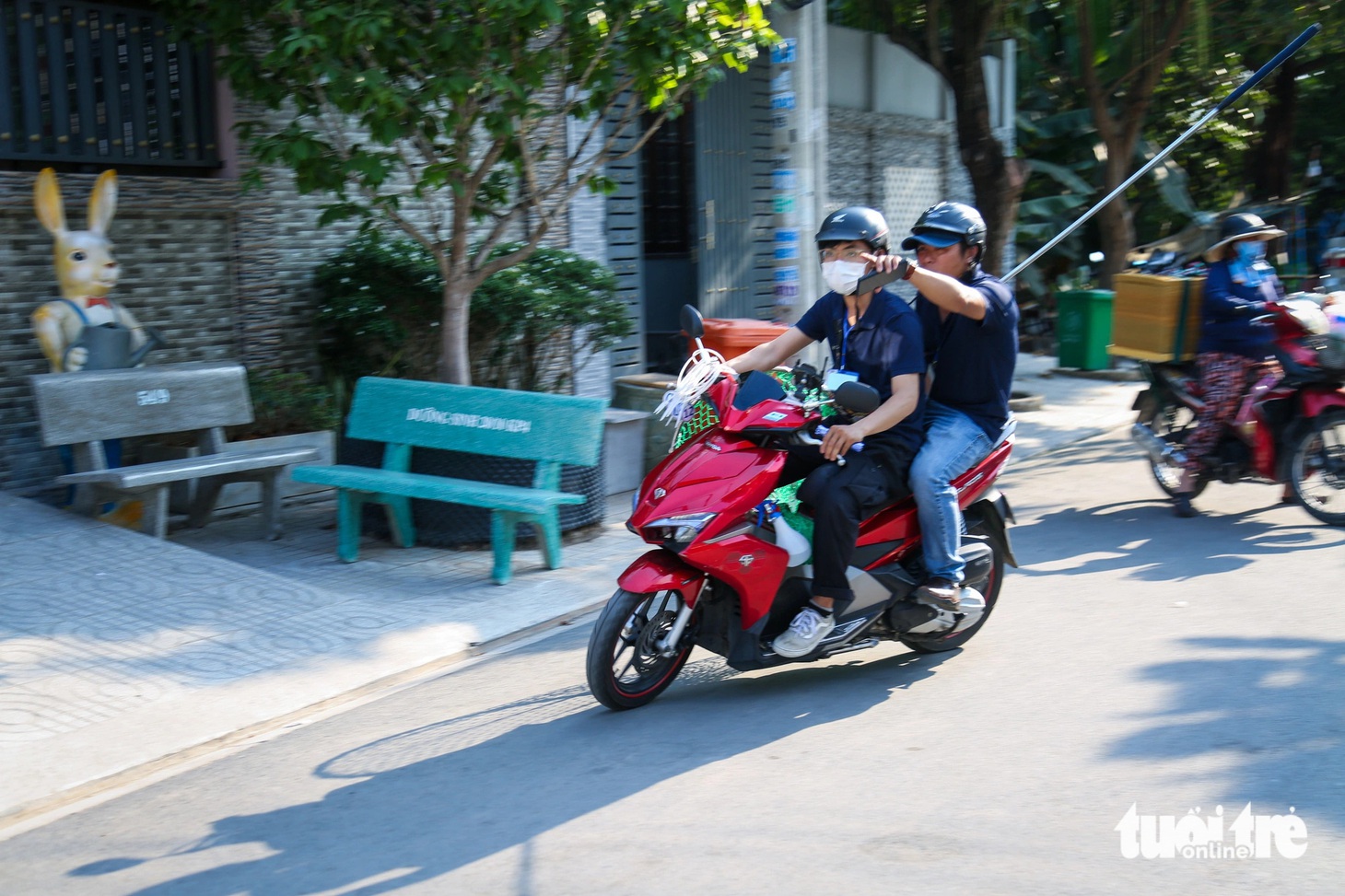 Nhận được phản ánh của người dân, đội bắt chó thả rông phường Hiệp Bình Chánh ra quân chiều ngày 4-4