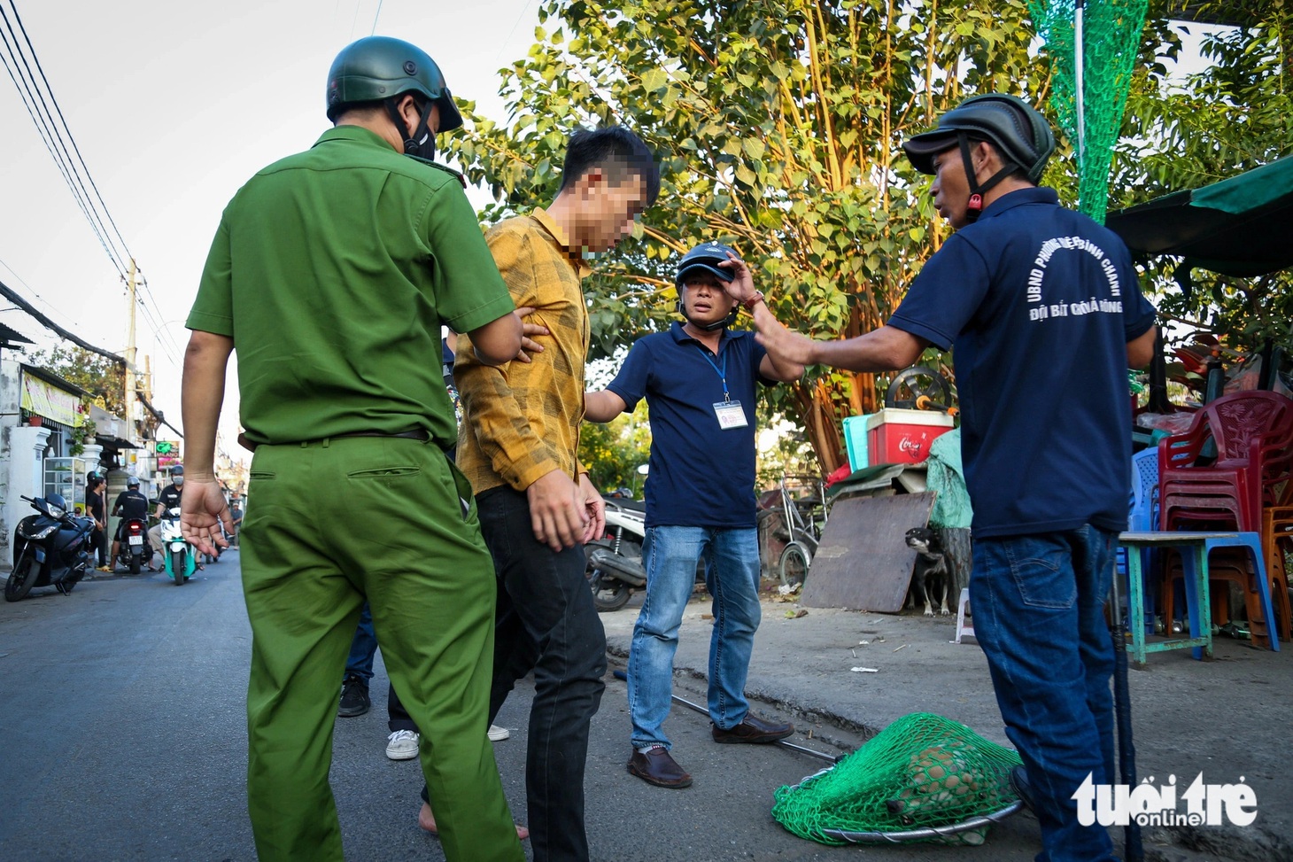 Một người dân bức xúc khi chó bị bắt được thành viên đội tuần tra và công an khu vực giải thích