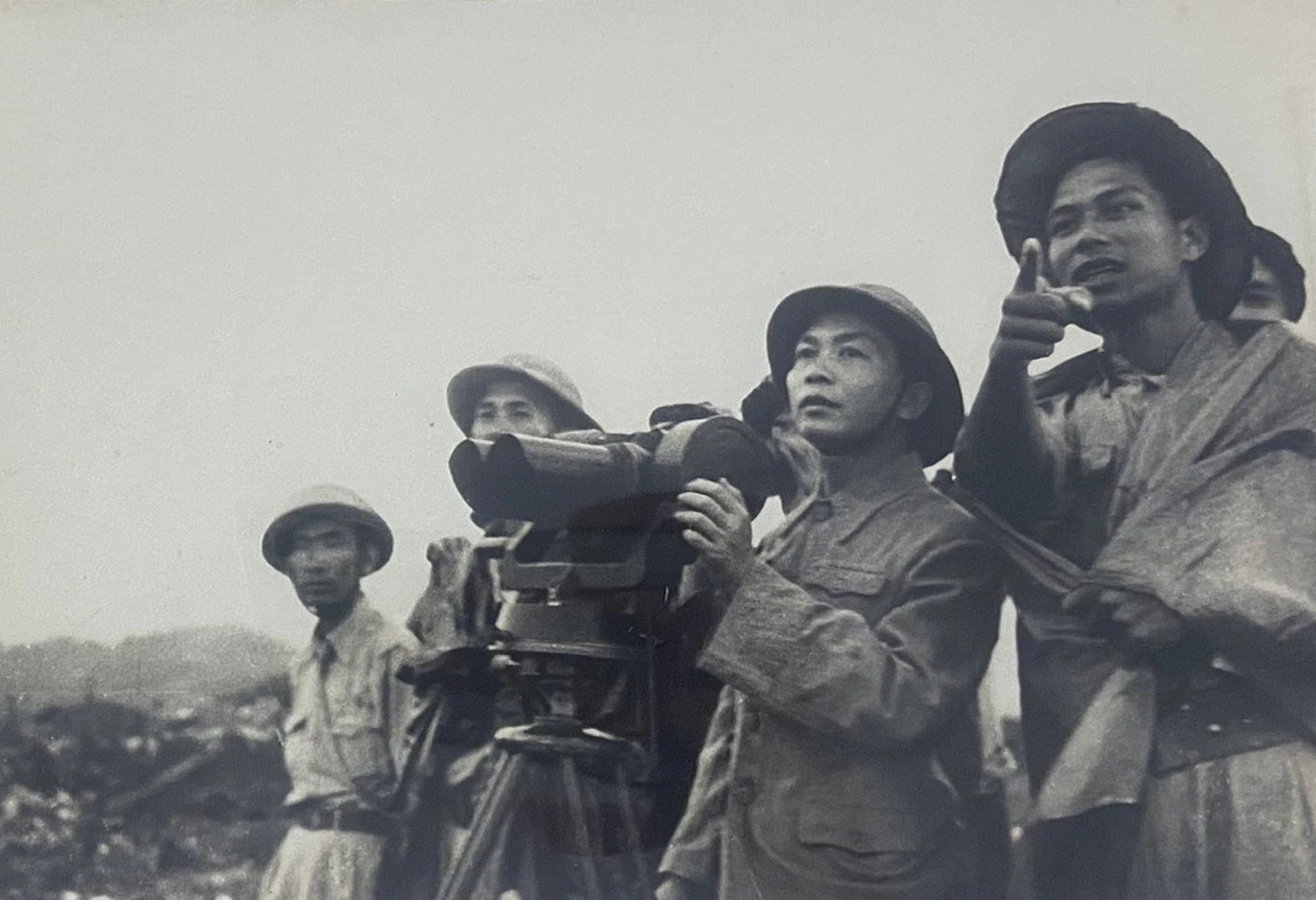 Đại tướng Võ Nguyên Giáp đang quan sát tình hình mặt trận năm 1954