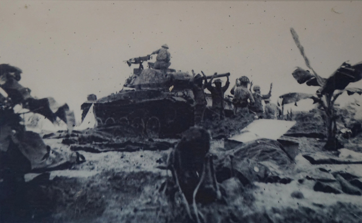 Bộ đội ta chiếm xe tăng của Pháp, tất cả binh lính trên xe xin hàng, năm 1954