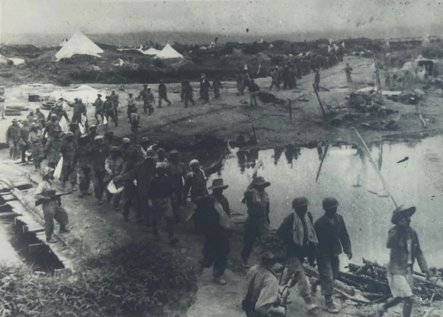 Lính Pháp vẫy cờ trắng đầu hàng năm 1954