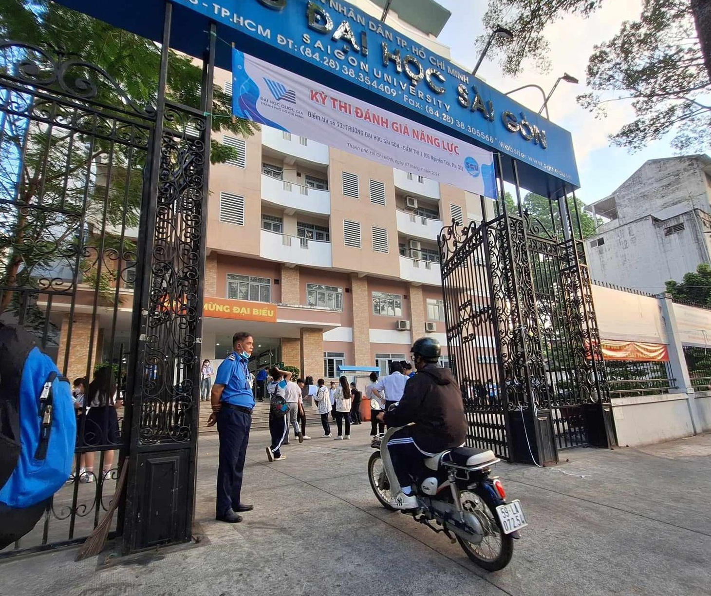 Thí sinh đến điểm thi đánh giá năng lực tại Trường ĐH Sài Gòn từ sáng sớm - Ảnh: TRỌNG NHÂN