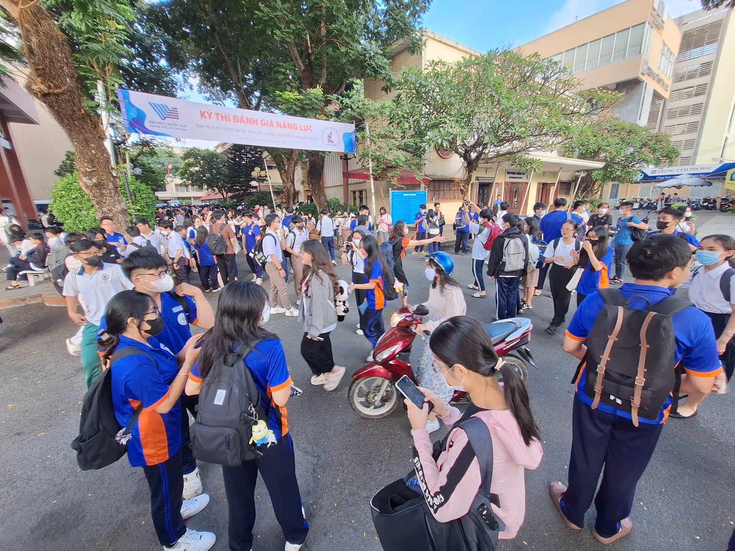 Thí sinh tại điểm thi Trường ĐH Khoa học tự nhiên (ĐH Quốc gia TP.HCM) - Ảnh: TRỌNG NHÂN