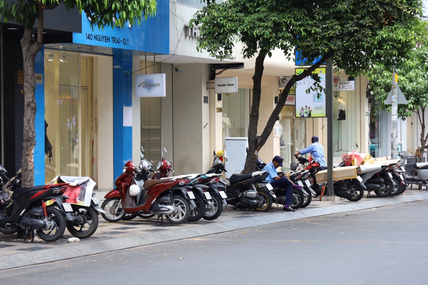 Các cửa hàng ở quận 1 đều có nhu cầu sử dụng vỉa hè mặt tiền trông, giữ xe. Họ ủng hộ việc thu phí vỉa hè hợp lý để đảm bảo trật tự đô thị trong thời gian tới - Ảnh: THU DUNG