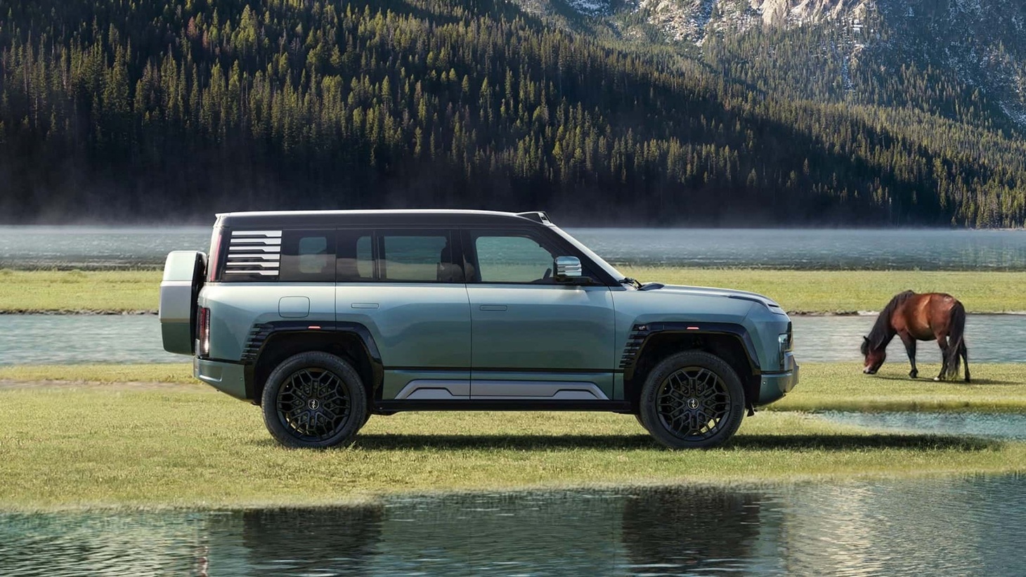 Được nhắm tới khả năng off-road, chiếc xe điện này có thể lội nước ở độ sâu tới 1m, thậm chí lên tới 1,4m đối với phiên bản có thêm