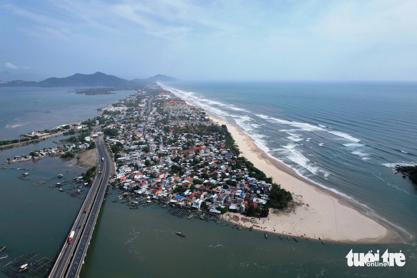 Vịnh Lăng Cô nhìn từ trên cao - Ảnh: NHẬT LINH